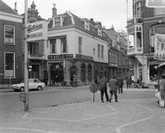 850511 Gezicht op het pand Lange Jansstraat 27 (P.W. Hiele Foto en Optiek) te Utrecht, dat in verband met de verbreding ...